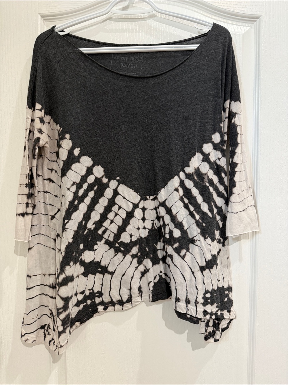 We The Free dr gray & White Tie-Dye Scoop Neck 3/4 Sleeve Top size XS